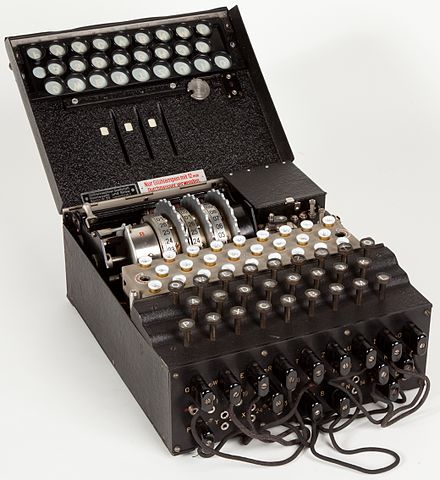 Enigma: machine électromécanique portative servant au chiffrement et au déchiffrement - wikipedia